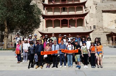 探艺敦煌“艺术文化大使”学习之旅参观了以精美的壁画和塑像闻名于世的莫高窟，该处是世界上现存规模最宏大及保存最完好的佛教艺术宝窟，并已于1987年列入世界文化遗产。