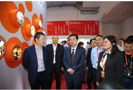 人力资源与社会保障部职业能力建设司司长张立新(前排左二)亲临展台
