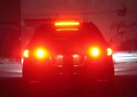 双闪灯什么情况可以开 f242feb33bf14fc0b8323f0d5b272d51.png