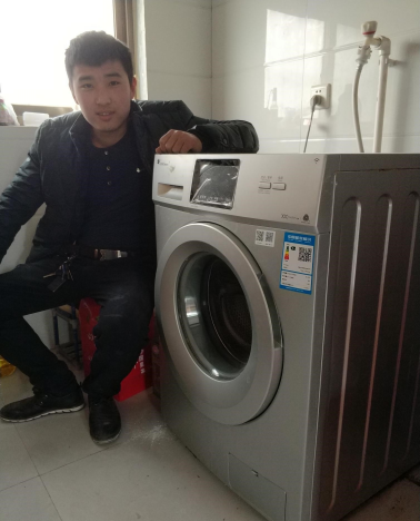 农村大叔为新家添全套智能家电摆脱遥控器也能“一呼百应” 农村大叔为新家添全套智能家电摆脱遥控器也能“一呼百应”