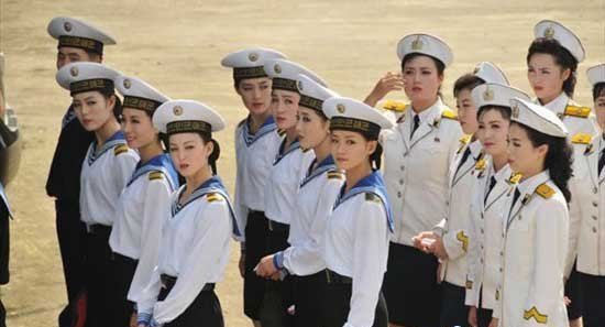 朝鲜漂亮<em>女海军</em>与我军联欢_证券之星