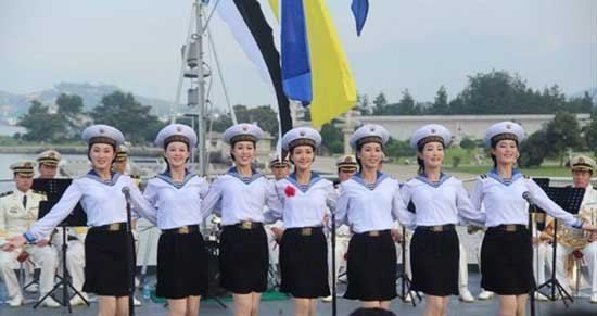 朝鲜漂亮<em>女海军</em>与我军联欢