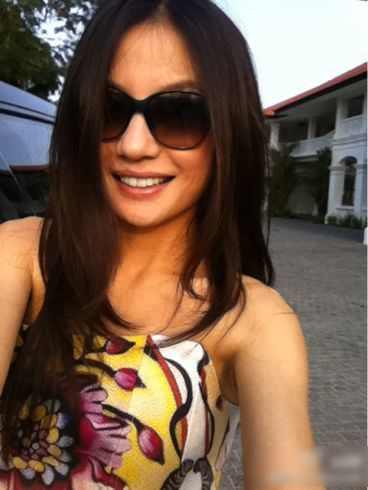 老公 喝高 曝 赵薇全家福照片  赵薇女儿萌照明星