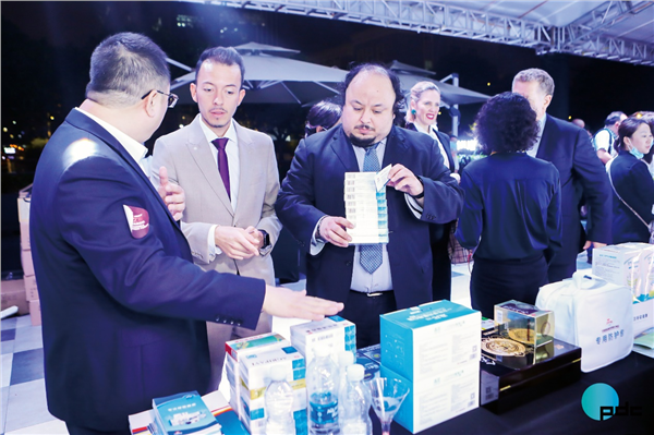 第130届中国进出口商品交易会(广交会)拉美之夜暨可持续发展论坛上，国际友人对以岭药业产品很感兴趣。 以岭药业供图