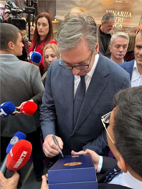 塞尔维亚总统武契奇点赞洋河梦之蓝！ 