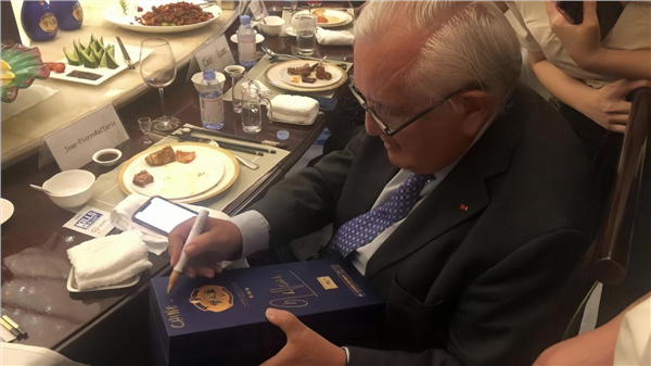 塞尔维亚总统武契奇点赞洋河梦之蓝！ 