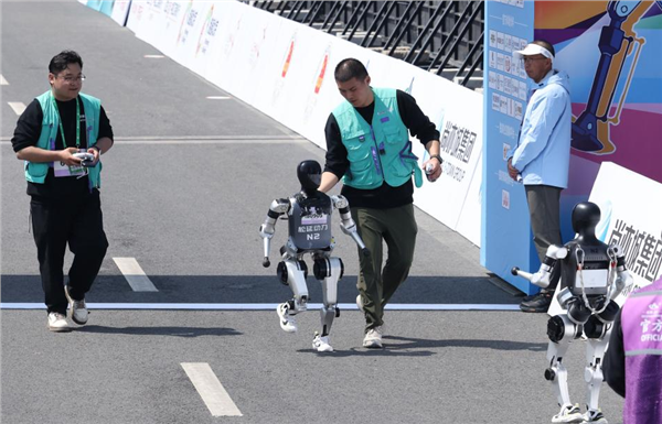 风语筑战略伙伴松延动力人形机器人登陆央视春晚!(图3) 风语筑战略伙伴松延动力人形机器人登陆央视春晚!(图3)