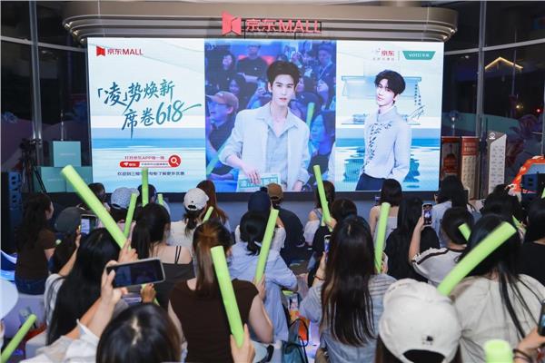 张凌赫现场炒土豆丝还亲签烟机?华帝618直播玩这么嗨(图1) 张凌赫现场炒土豆丝还亲签烟机?华帝618直播玩这么嗨(图1)