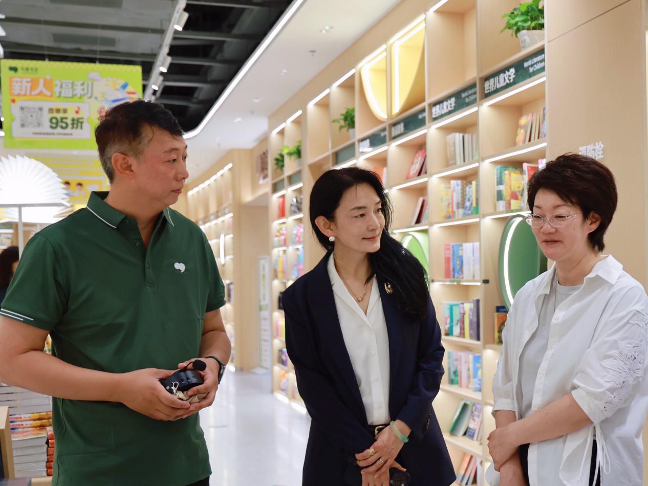 政企协同育未来｜上海市妇联领导调研句象书店“家+书屋”创新实践