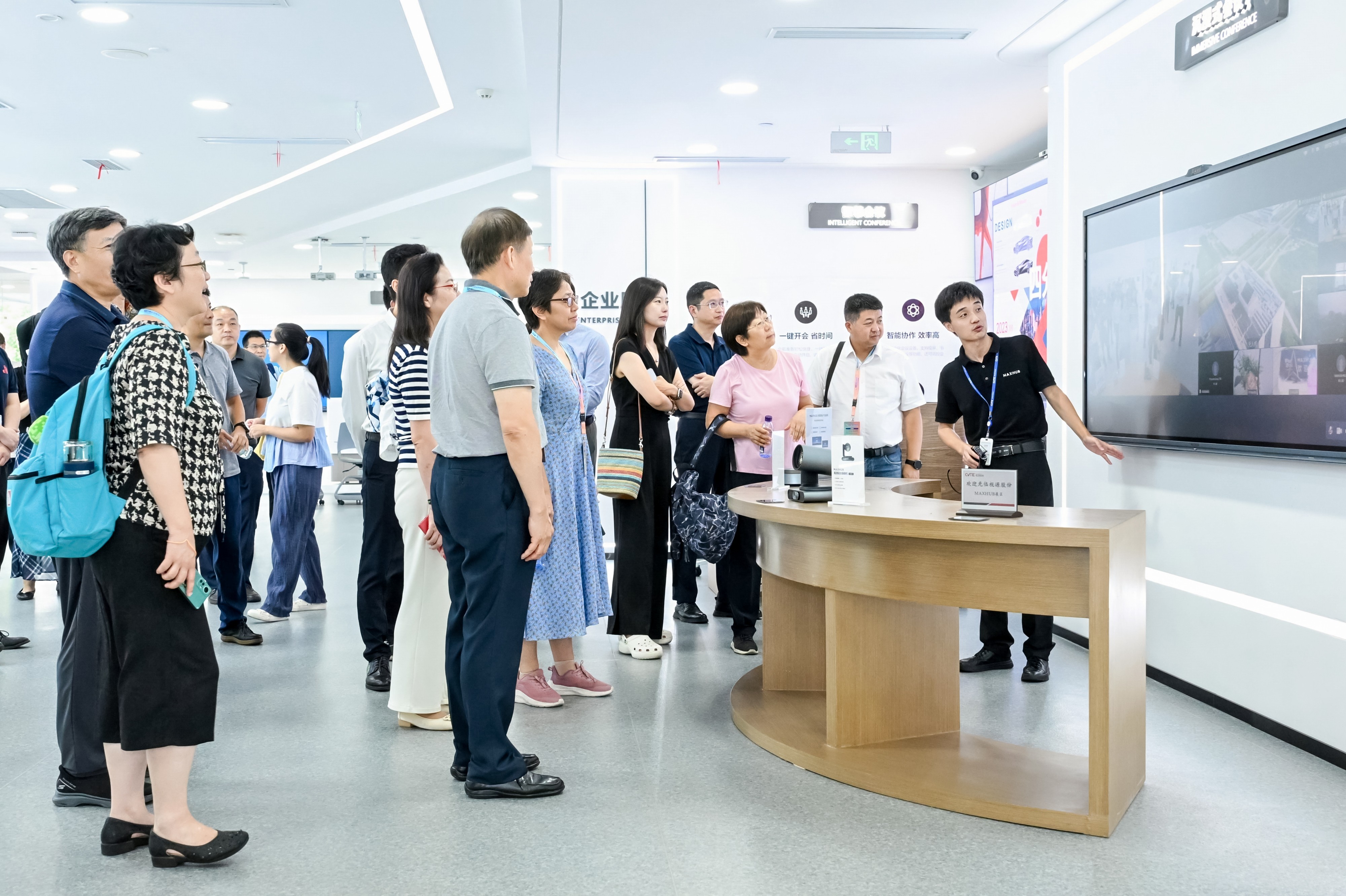 科技赋能气象 共探人影调度新模式——首届气象经济博览会与会专家走进视源股份