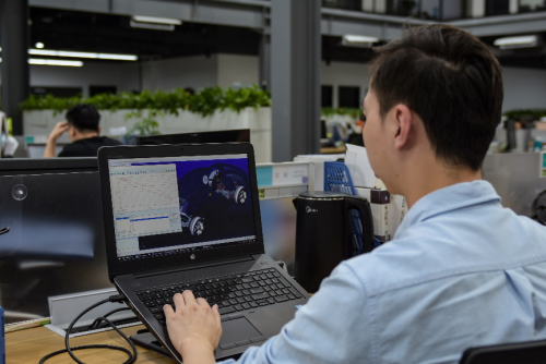 正在进行动力学仿真分析的天际汽车底盘工程师