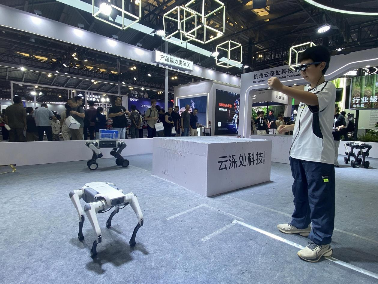 云深处科技亮相WAIC2025，展示具身智能机器人关键技术与实战应用(图4)