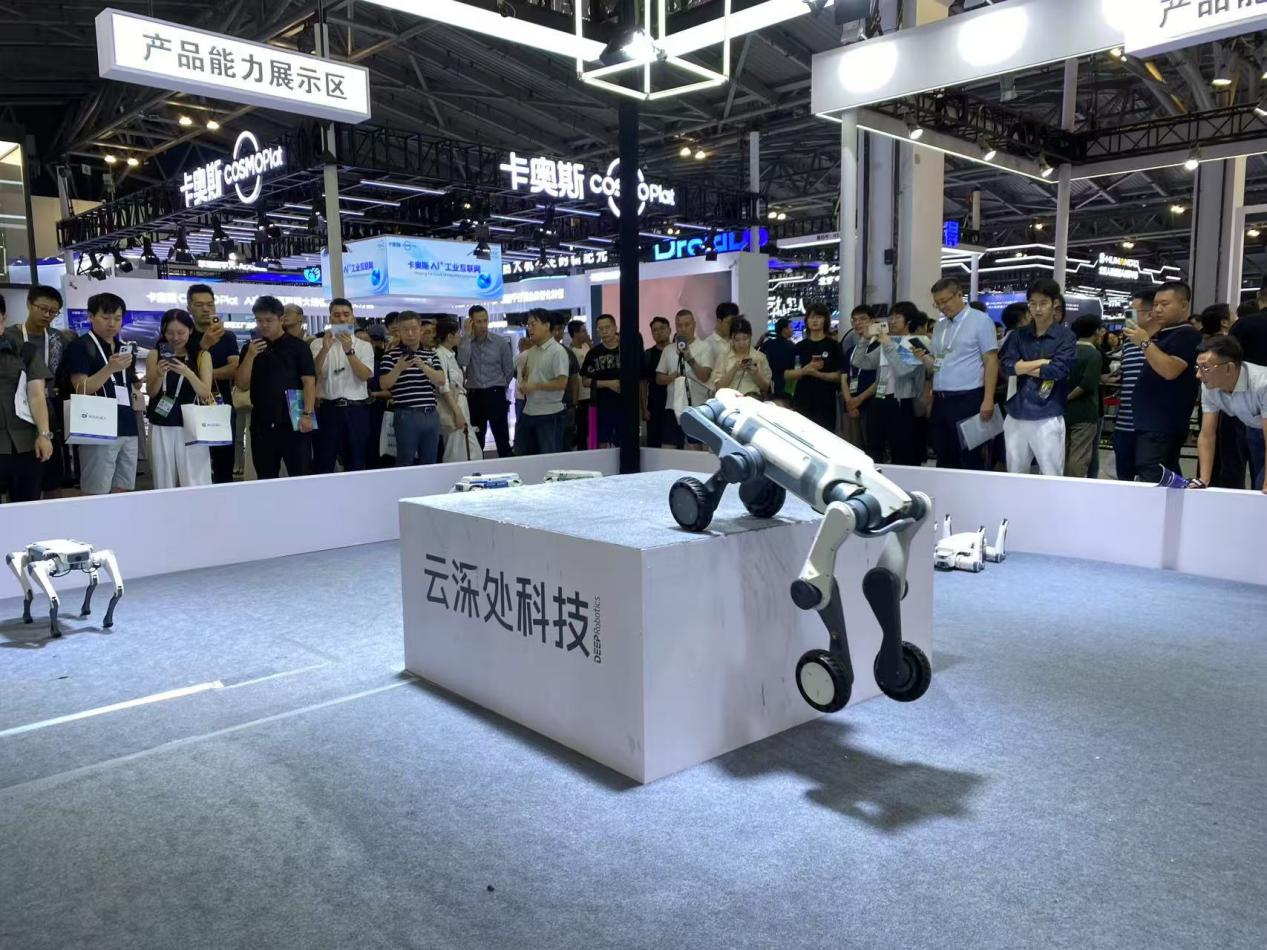 云深处科技亮相WAIC2025，展示具身智能机器人关键技术与实战应用(图5)