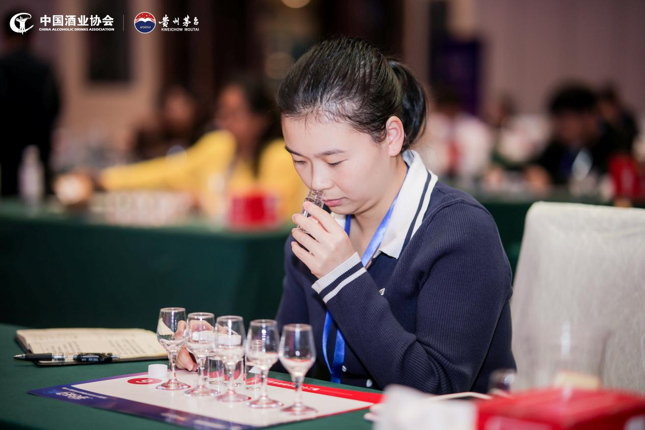 酒业青春力量集结 | 200余名高校学子闪耀2025“茅台王子杯”全国大学生白酒品评技能大赛总决赛(图7)