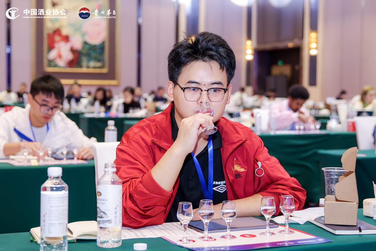 酒业青春力量集结 | 200余名高校学子闪耀2025“茅台王子杯”全国大学生白酒品评技能大赛总决赛(图6)