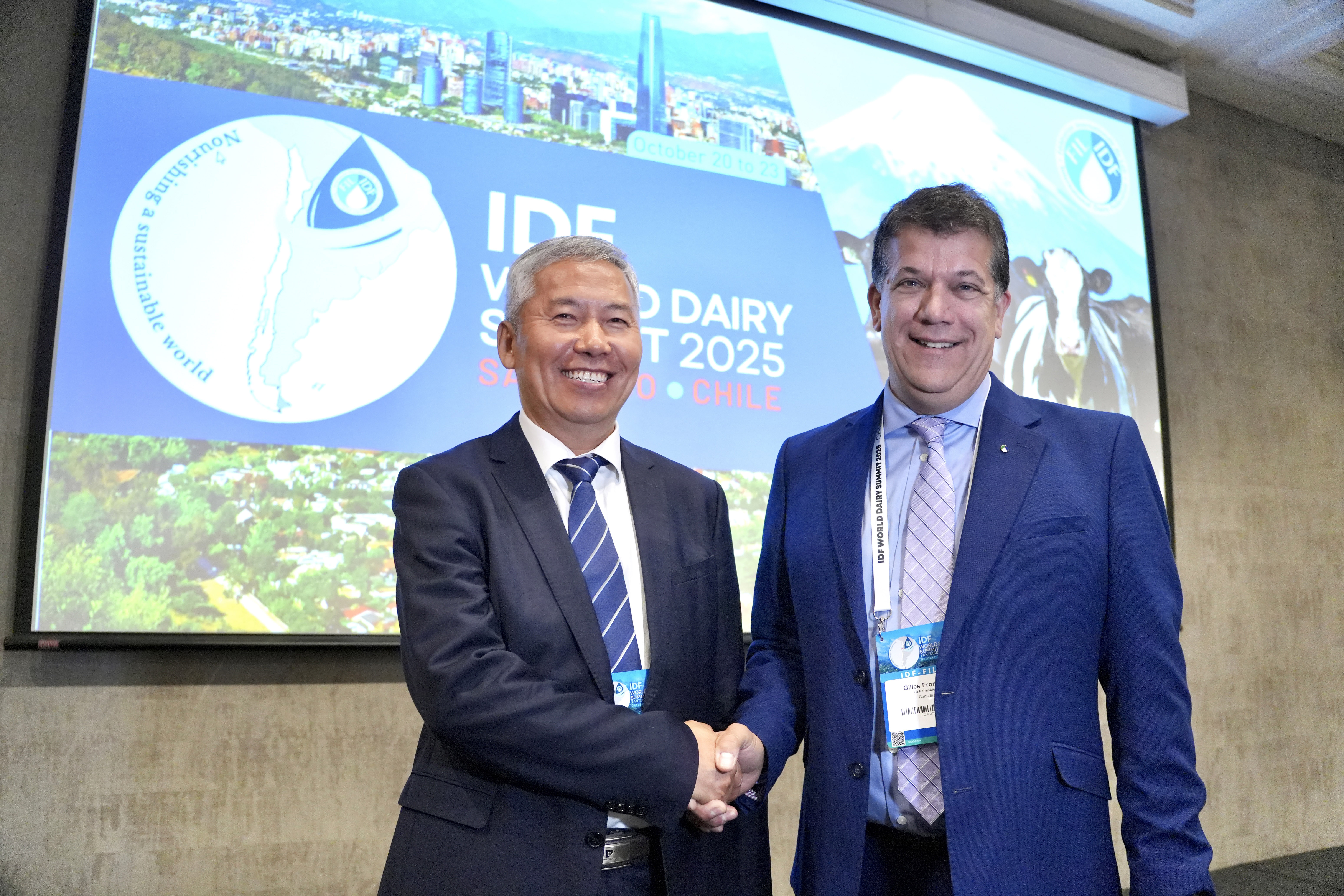 世界乳业峰会在智利举行,伊利代表中国乳企蝉联“国际乳联(IDF)乳品创新奖”(图2) 世界乳业峰会在智利举行,伊利代表中国乳企蝉联“国际乳联(IDF)乳品创新奖”(图2)