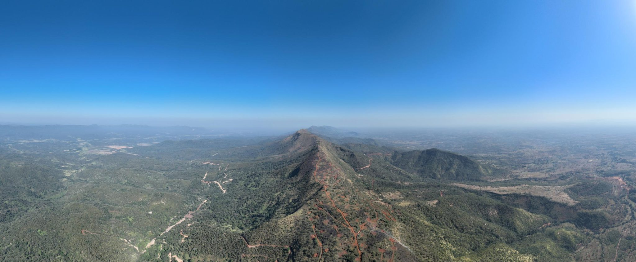 几内亚西芒杜铁矿正式投产  中国宏桥（01378.HK）等中资企业与国同行共赴辉煌(图3)