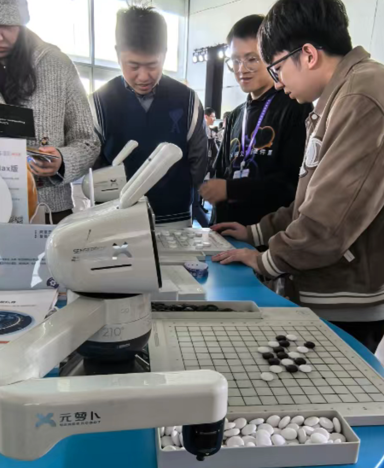 “元萝卜”会下棋，网球教练是AI？阿里云展颠覆对机器人的想象(图1)