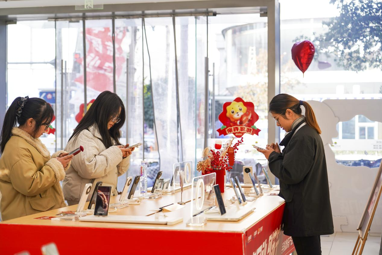 手机碎屏、电池老化免费修！苏宁易购重磅升级“蜜粉会员”(图1)