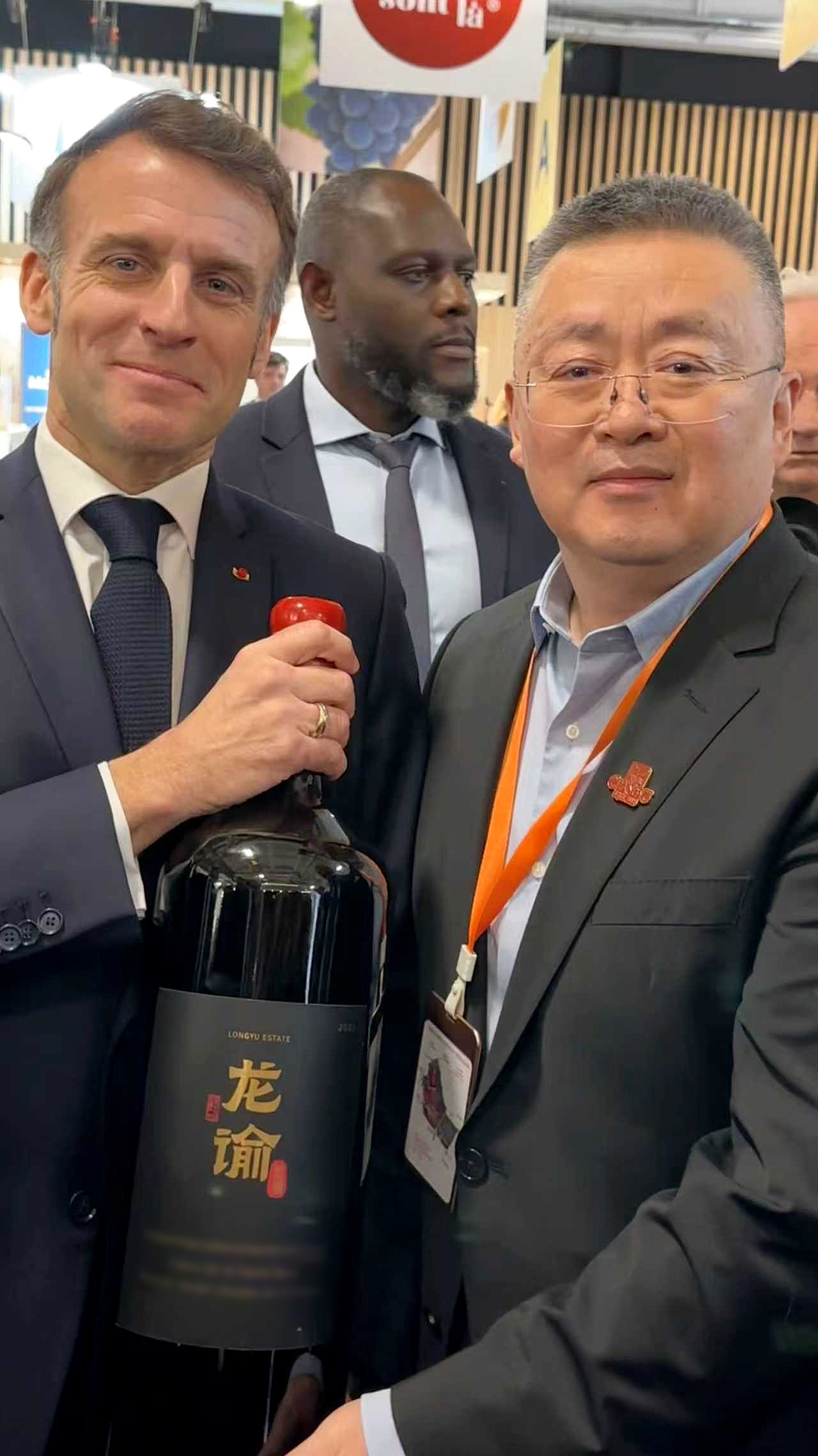 法国《葡萄酒评论》报道:《巴黎酒展的“东方时刻”:马克龙总统与龙谕的相遇》(图1) 法国《葡萄酒评论》报道:《巴黎酒展的“东方时刻”:马克龙总统与龙谕的相遇》(图1)