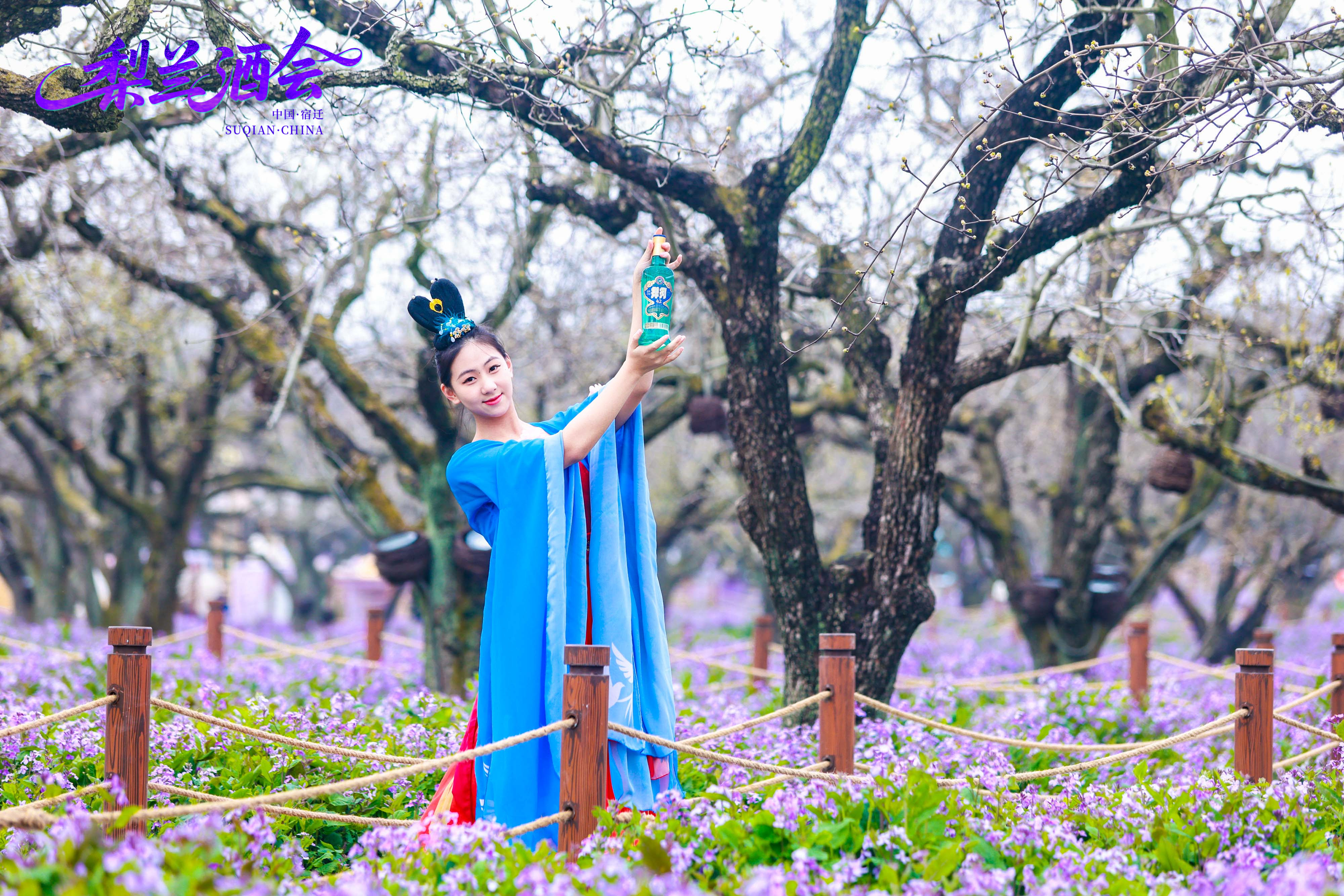 99.99元打一壶洋河福酒,洋河股份在三台山梨兰会等你“拎壶走花路”(图2) 99.99元打一壶洋河福酒,洋河股份在三台山梨兰会等你“拎壶走花路”(图2)