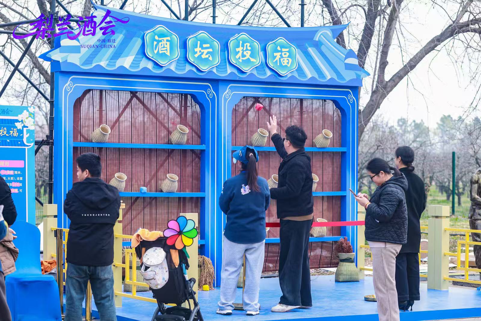 99.99元打一壶洋河福酒,洋河股份在三台山梨兰会等你“拎壶走花路”(图6) 99.99元打一壶洋河福酒,洋河股份在三台山梨兰会等你“拎壶走花路”(图6)