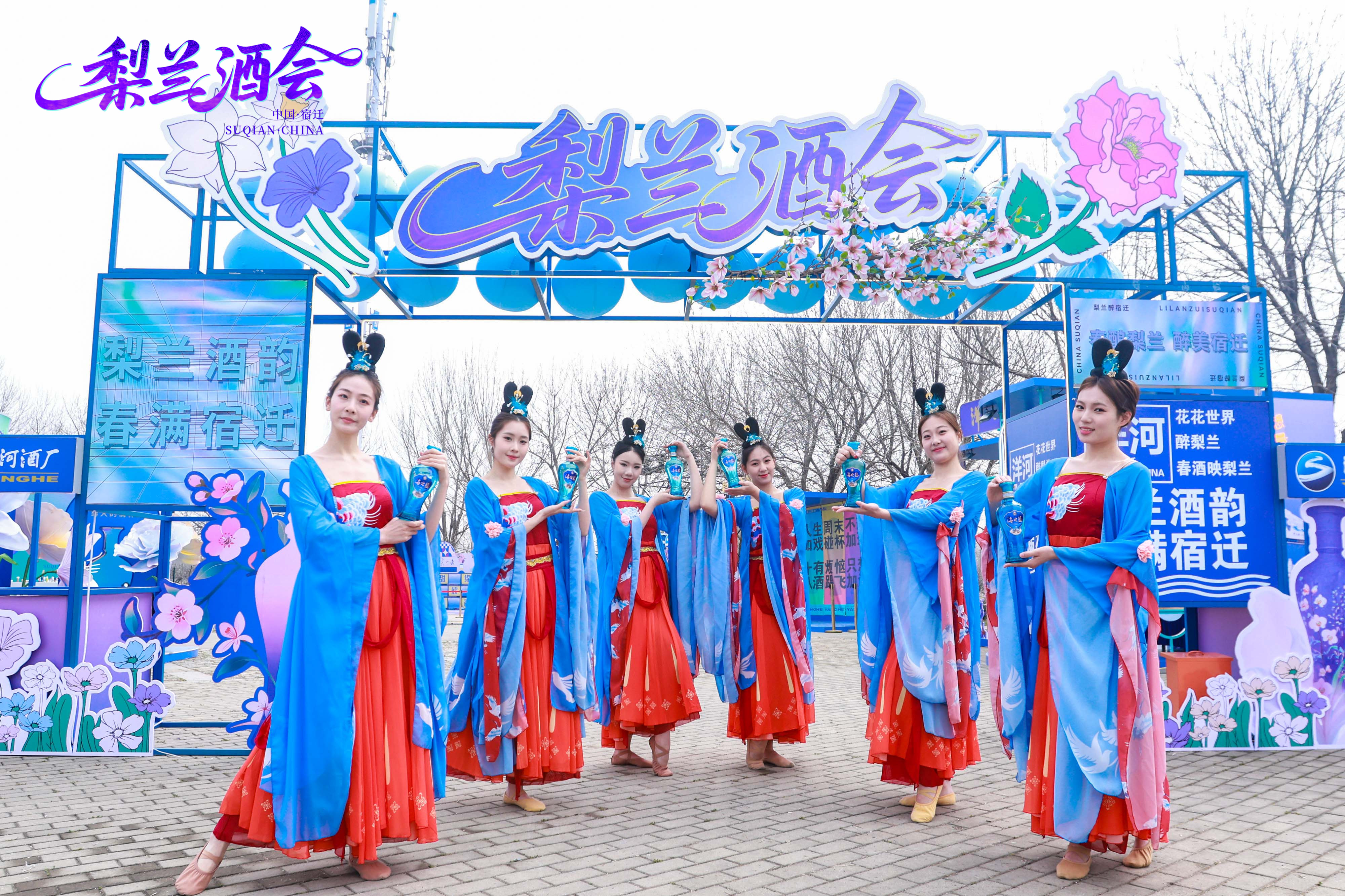 99.99元打一壶洋河福酒,洋河股份在三台山梨兰会等你“拎壶走花路”(图3) 99.99元打一壶洋河福酒,洋河股份在三台山梨兰会等你“拎壶走花路”(图3)