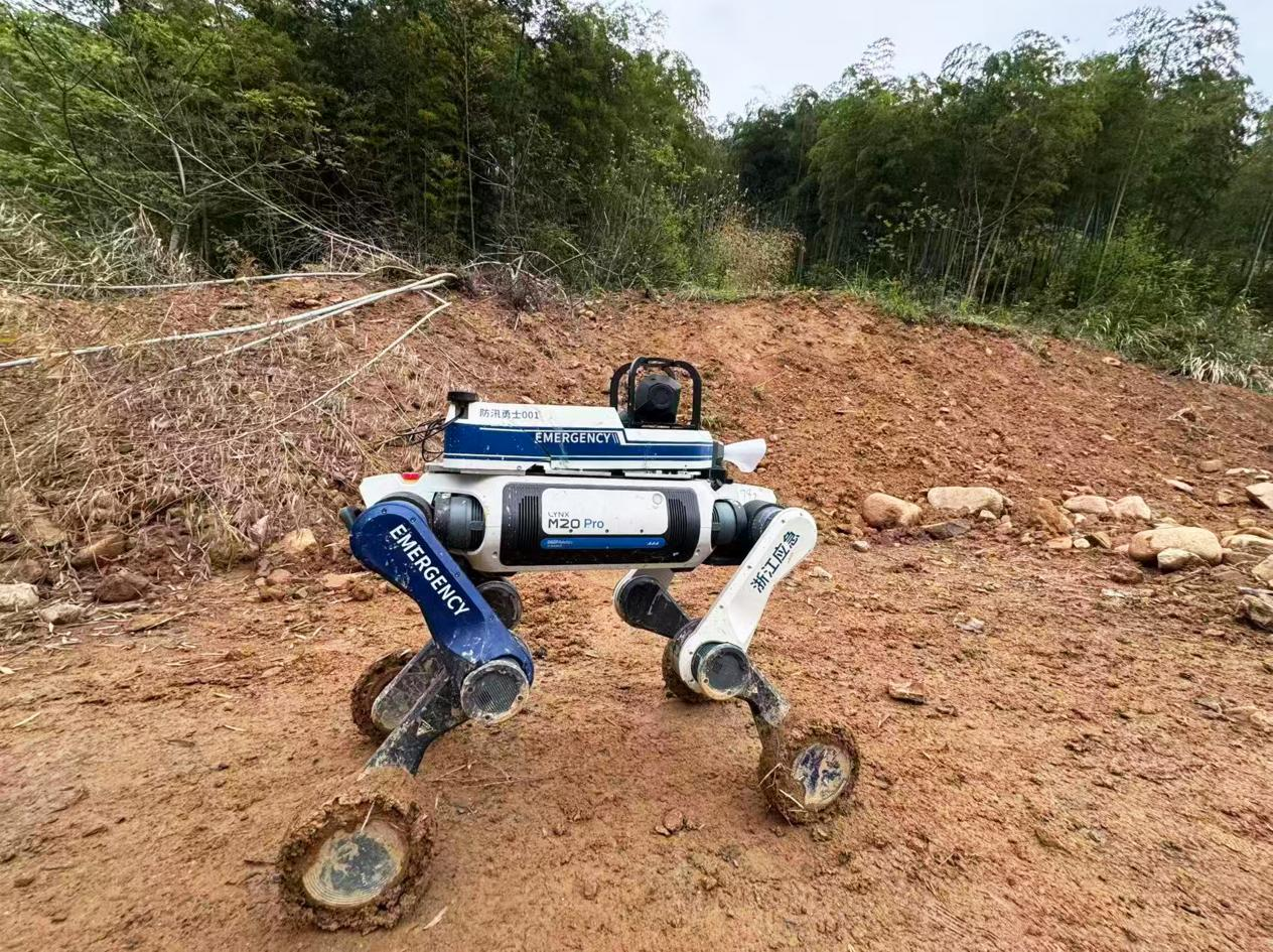云深处×浙江省应急厅联手发布全国首个防汛防台具身机器人“AI防汛勇士”(图1)