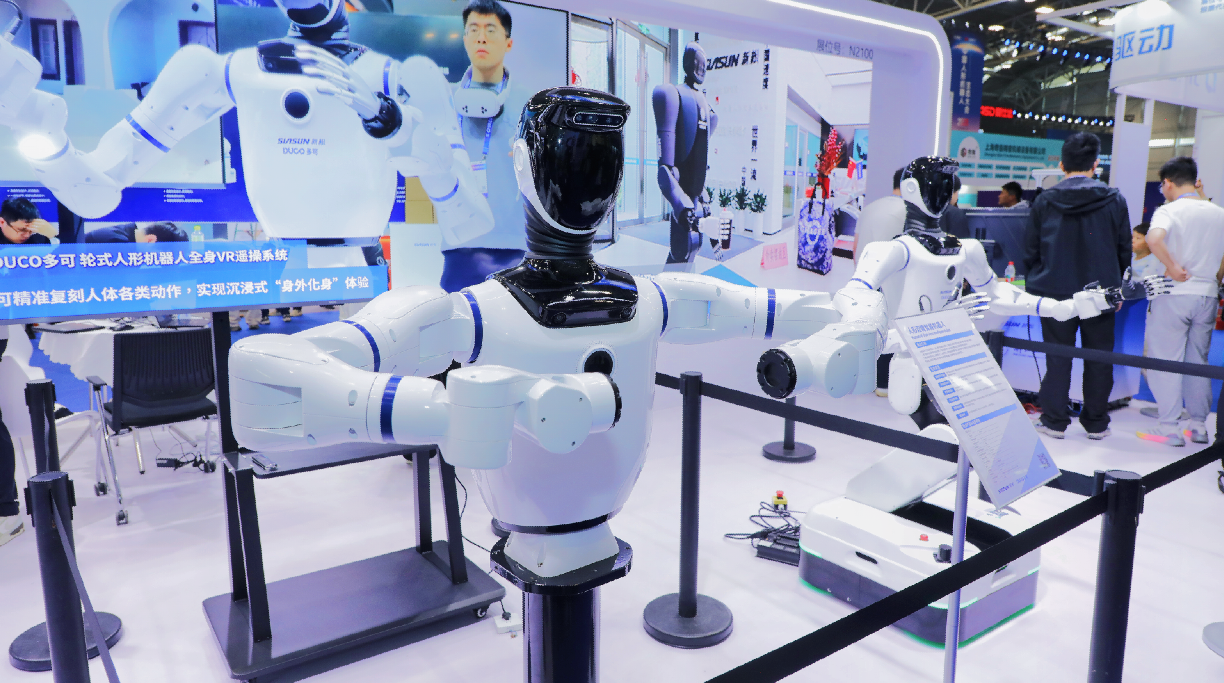 新松多可机器人亮相 2026 中国人形机器人生态大会(图2)