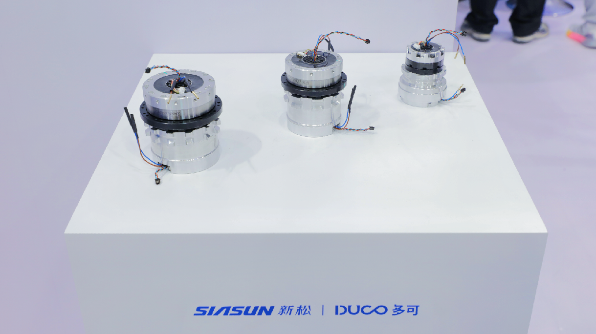 新松多可机器人亮相 2026 中国人形机器人生态大会(图5)