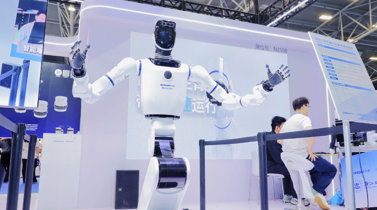 新松多可机器人亮相 2026 中国人形机器人生态大会(图3)