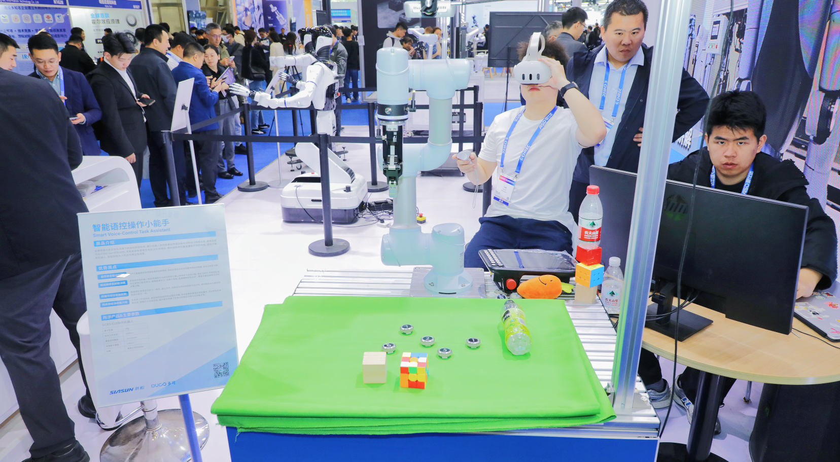 新松多可机器人亮相 2026 中国人形机器人生态大会(图6)