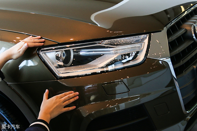 q3的大灯设计较为保守,标准型前大灯组的远近灯光均为氙气光源,而时尚