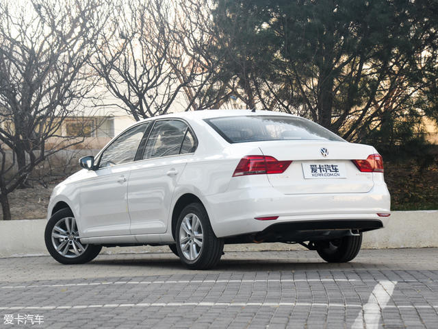 桑塔纳的尾部布局与大众其它诞生于pq平台的车型相似,平直线条让它