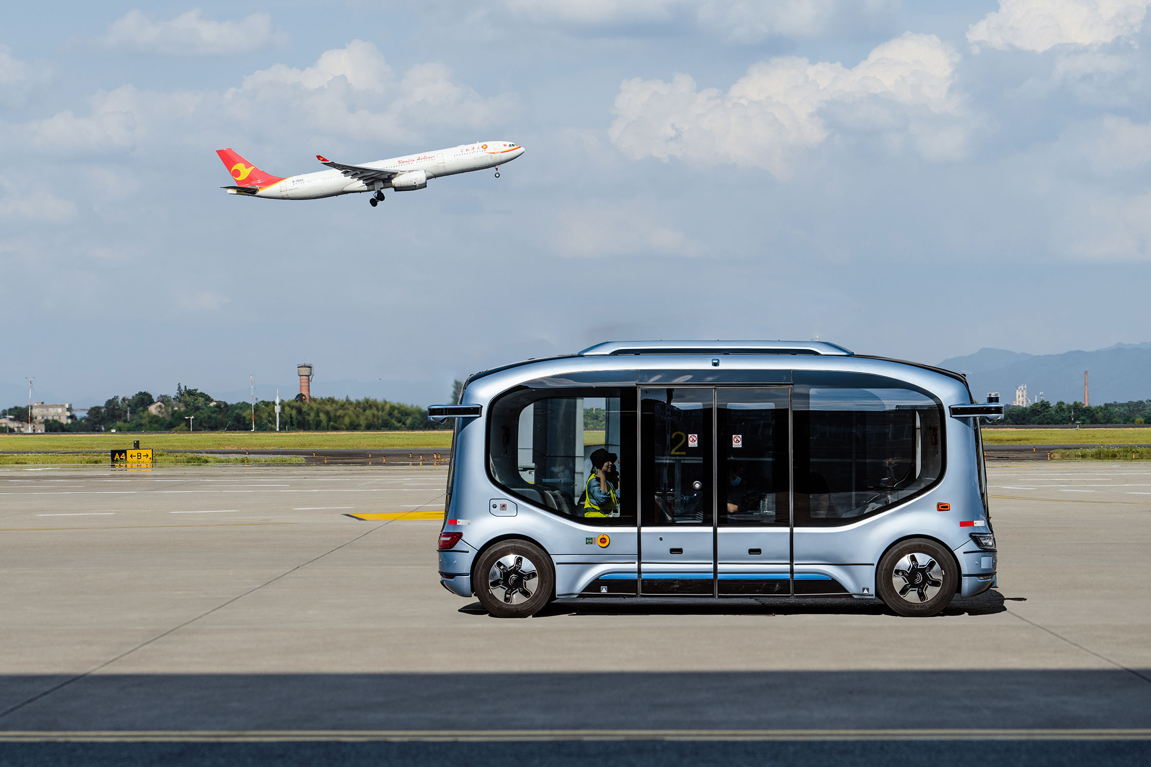 开启国内首例机坪内载人测试,宇通无人驾驶巴士进驻长沙黄花国际机场