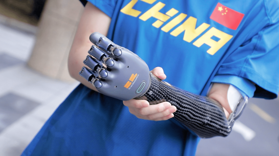 brainco智能仿生手亮相亚残运会开幕式 助力火炬手点燃圣火!