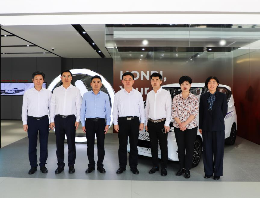 图为王新生市长一行与鸿日汽车集团董事长张建军合影