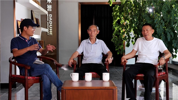 周山荣访谈王起俊现场(中为陈双全,右为王起俊) 胡永根/摄我和陈双全