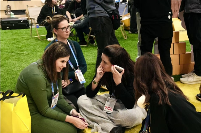 灵宇宙携家庭AI伙伴“小方机”惊艳CES 2026，引领北美阿尔法世代成长新范式