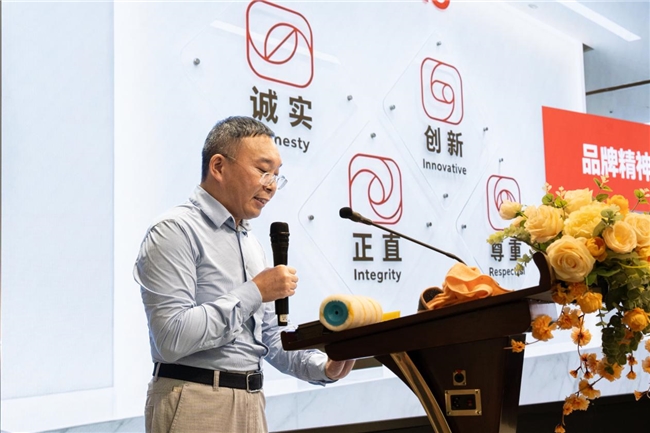 全球首发0吸力“双子星”！HIZERO赫兹开启清洁“后拖把时代”