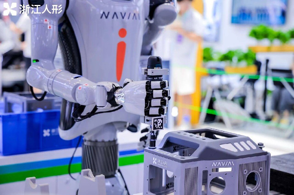 浙江人形 NAVIAI 亮相 2026 世界机器人大会，落地多品类精准操作能力