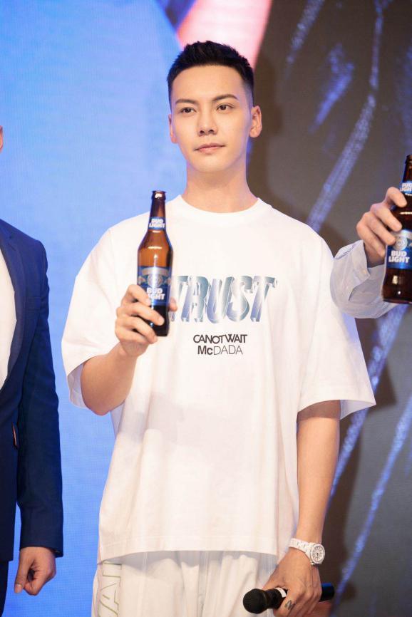 百威昕蓝代言人陈伟霆出席发布会