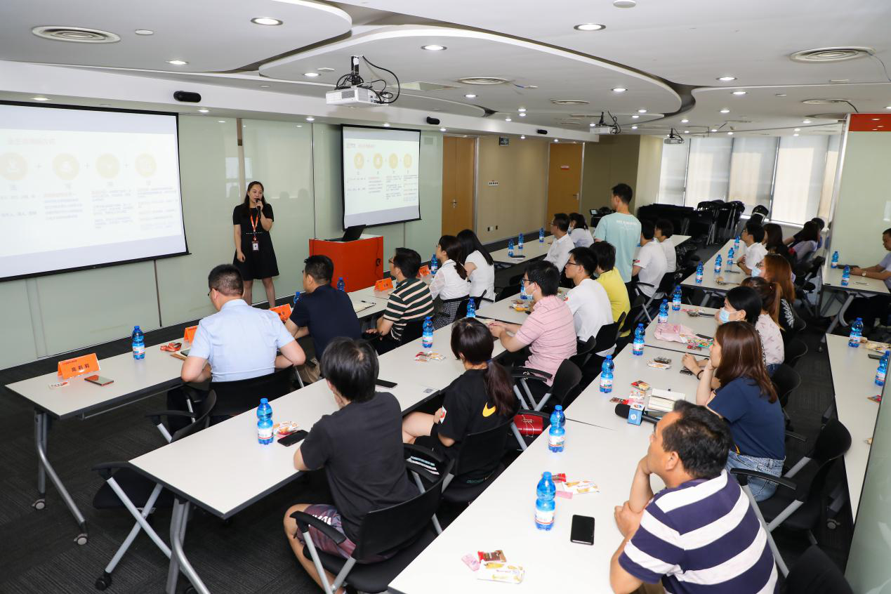 来伊份青年大厦举行,该活动由松江区人力资源和社会保障局,松江区九亭