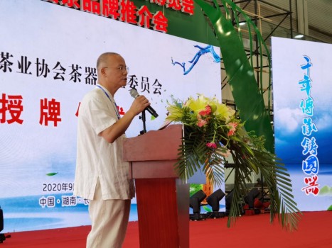 图为彭利民会长汇报茶器专业委员会筹备情况,工作计划