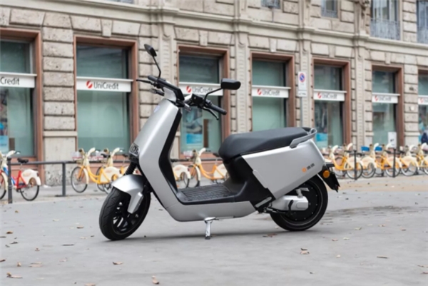 雅迪g5系列除了雅迪g5外,雅迪冠能m8 车身线条圆润柔和,全面屏仪表