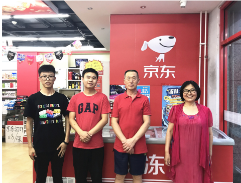 开业两个月顾客排队 退休干部开的京东便利店