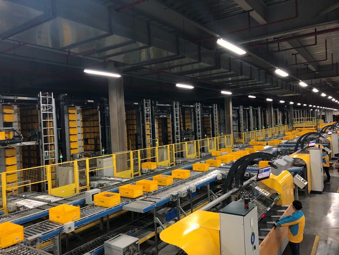 11日凌晨,苏宁物流79个大小件中心仓,连同天天快递全国100多个分拨