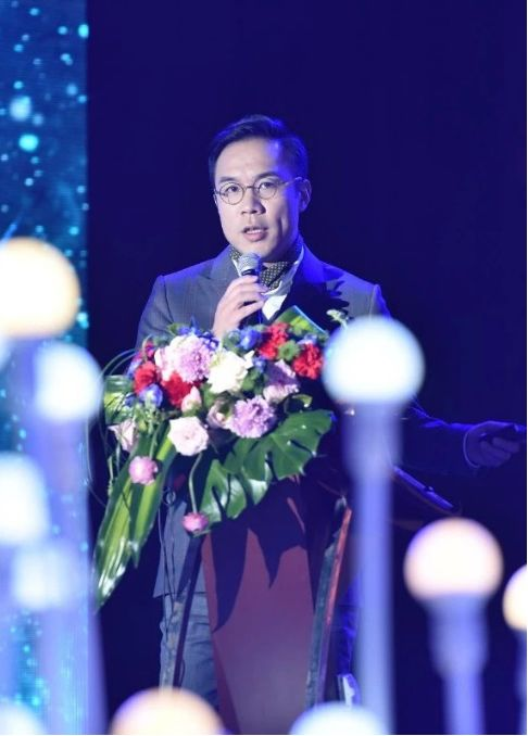 任尔疾风狂来,我自笑傲全川黄新用营销人的野心和志向为指引,用多年的