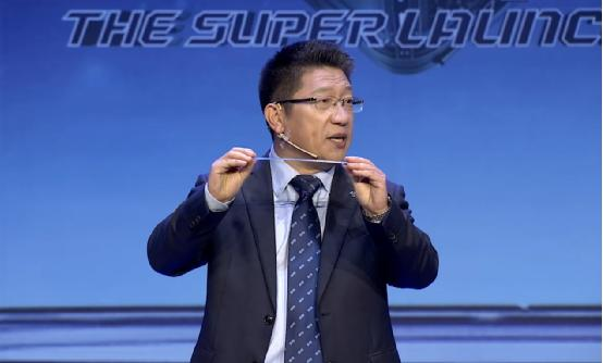 比亚迪副总裁何龙展示刀片电池