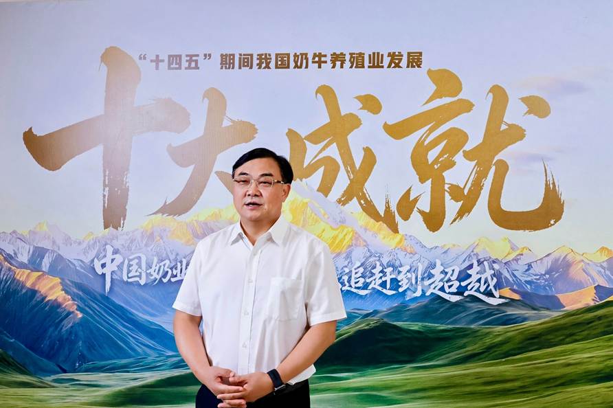 国家奶牛产业技术体系首席科学家,中国奶业协会副会长李胜利